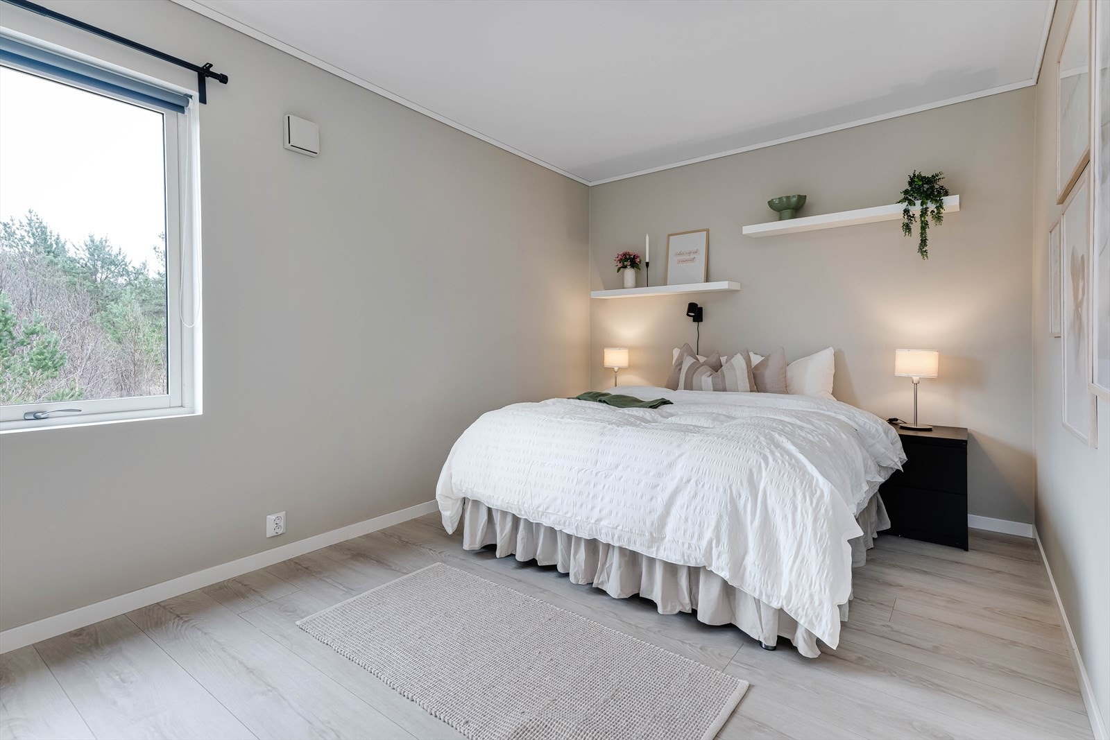 Hovedsoverommet ligger i 1 etasje og har rikelig med plass for stor dobbeltseng. Galleribilde