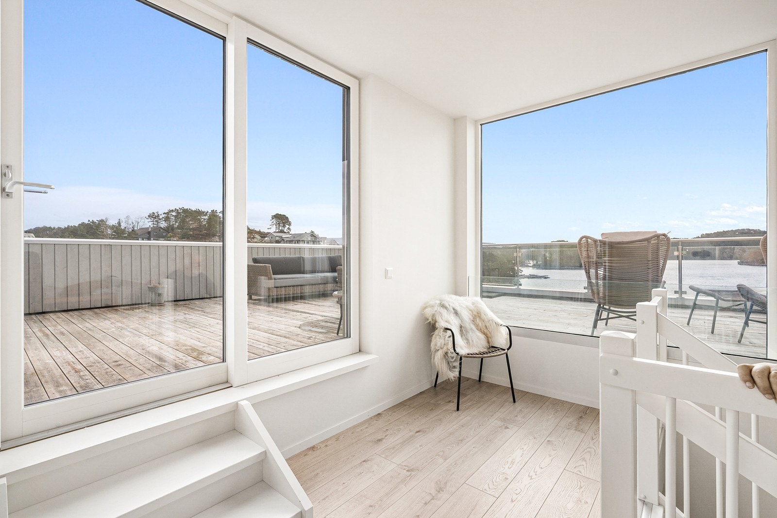 Når du kommer opp til 2. etasje, åpenbarer boligens høydepunkt seg- den private takterrassen! Galleribilde