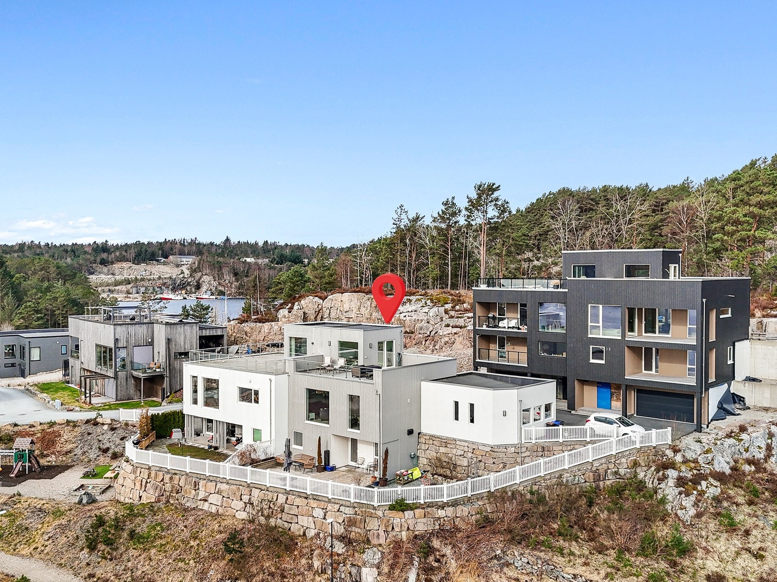 Flott del av tomannsbolig fra 2019 med privat takterrasse, havutsikt og gode solforhold Galleribilde