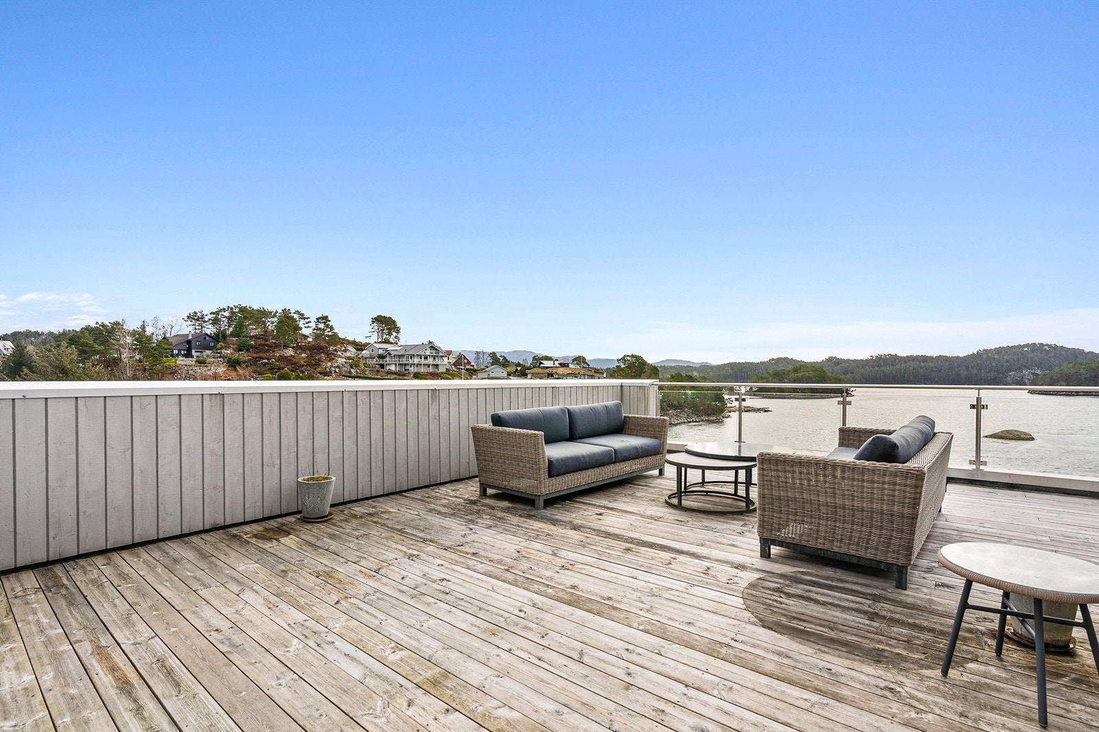 Den private takterrassen byr på fredelige omgivelser og nydelig havutsikt. Galleribilde
