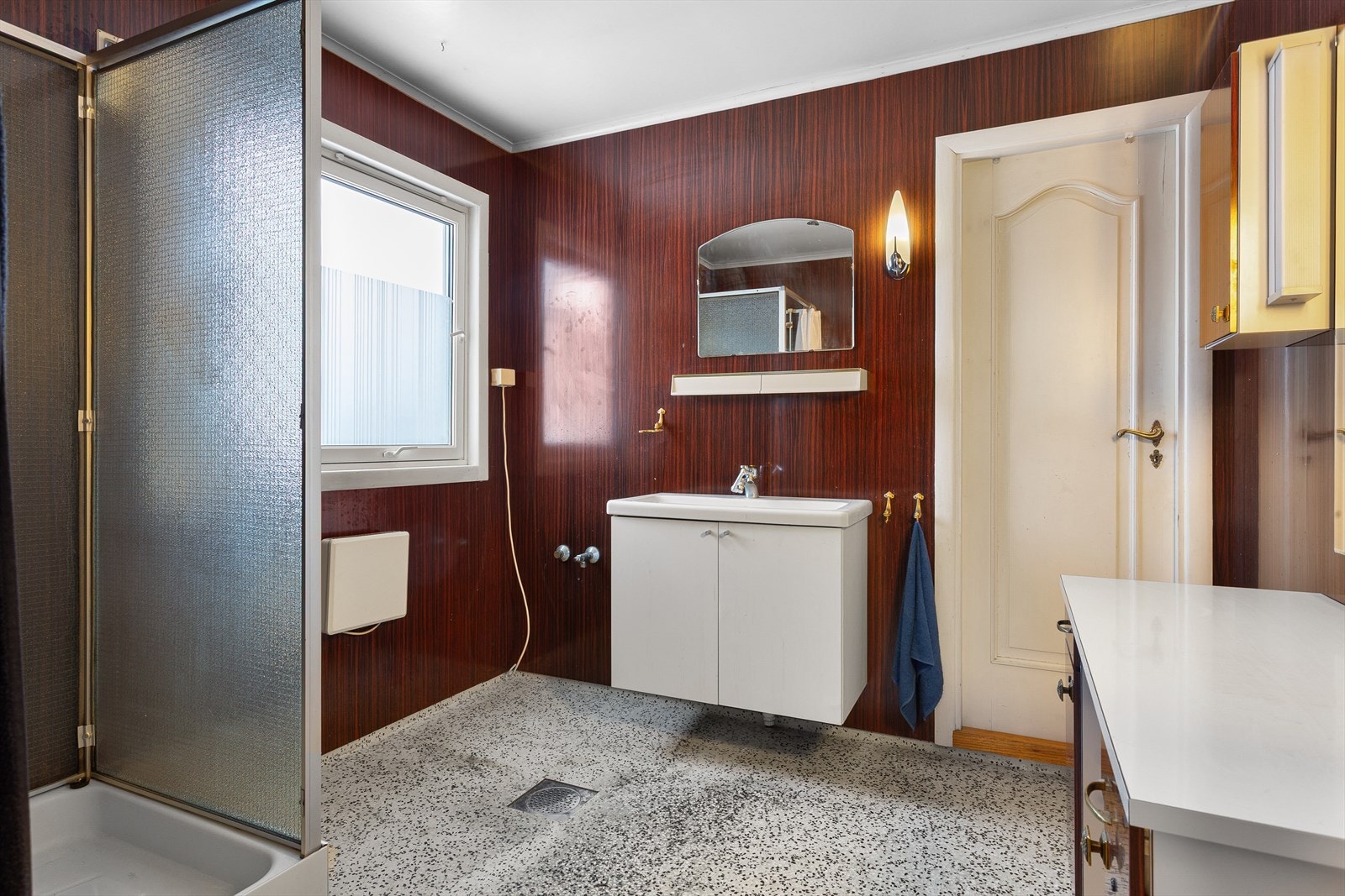 Badet i hoveddelen er fra byggeåret, utstyrt med baderomsplater, servant og dusjkabinett. Galleribilde