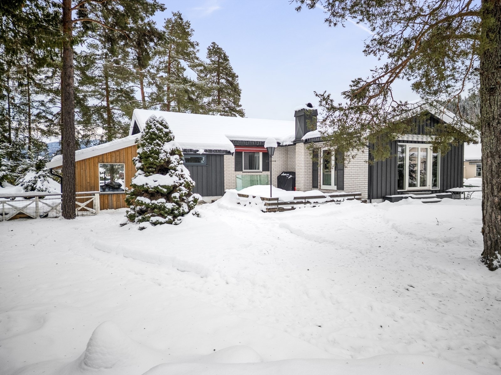 Eiendommen har en stor terrasse på 36 m² i trekonstruksjon. Tomten er generelt plan med gode muligheter for uteliv og rekreasjon. Galleribilde