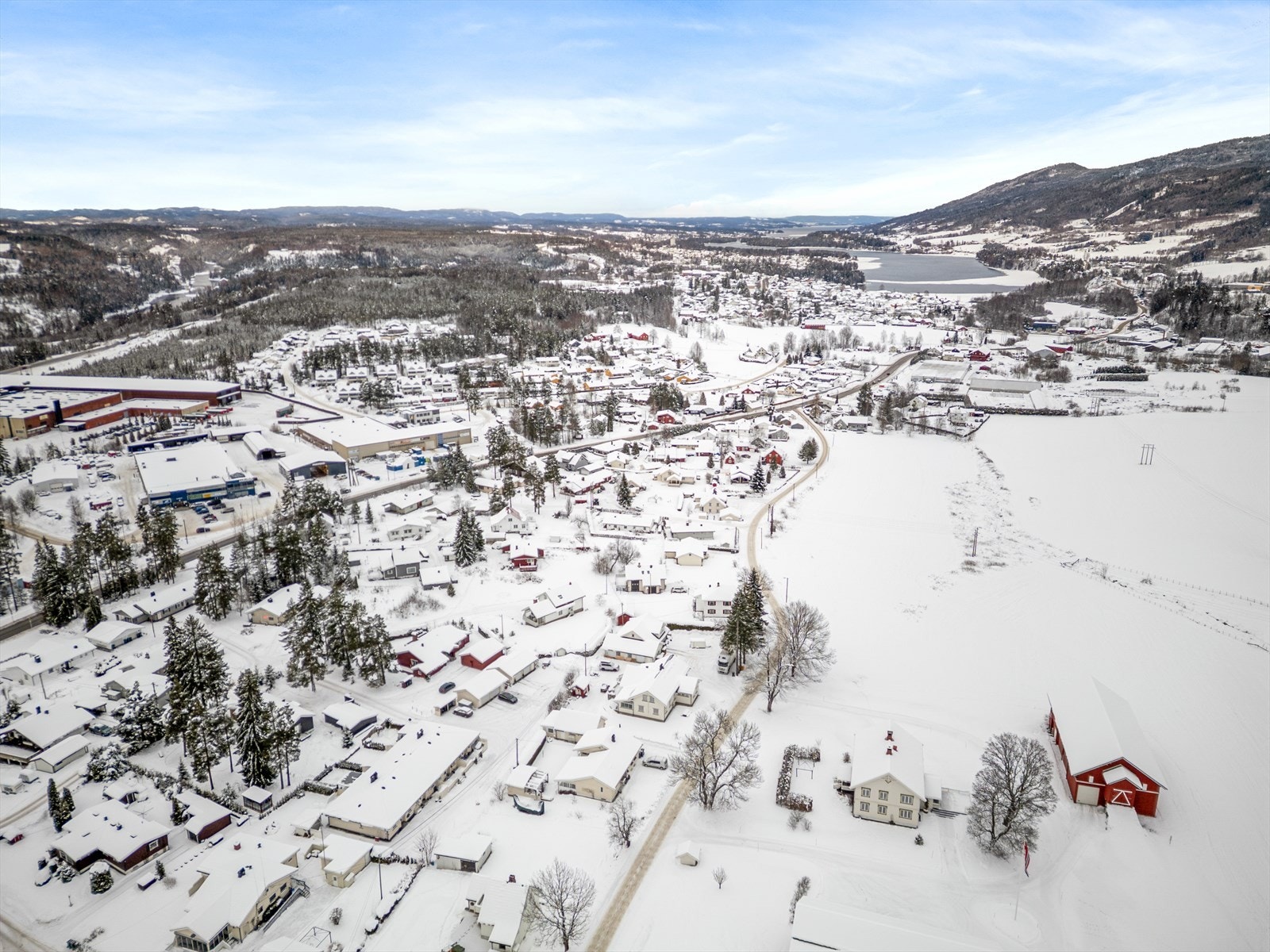 Nærmeste bussholdeplass er Gustadmoen, kun 2 minutters gange unna, med linjer mot blant annet Åmot og Drammen. Galleribilde