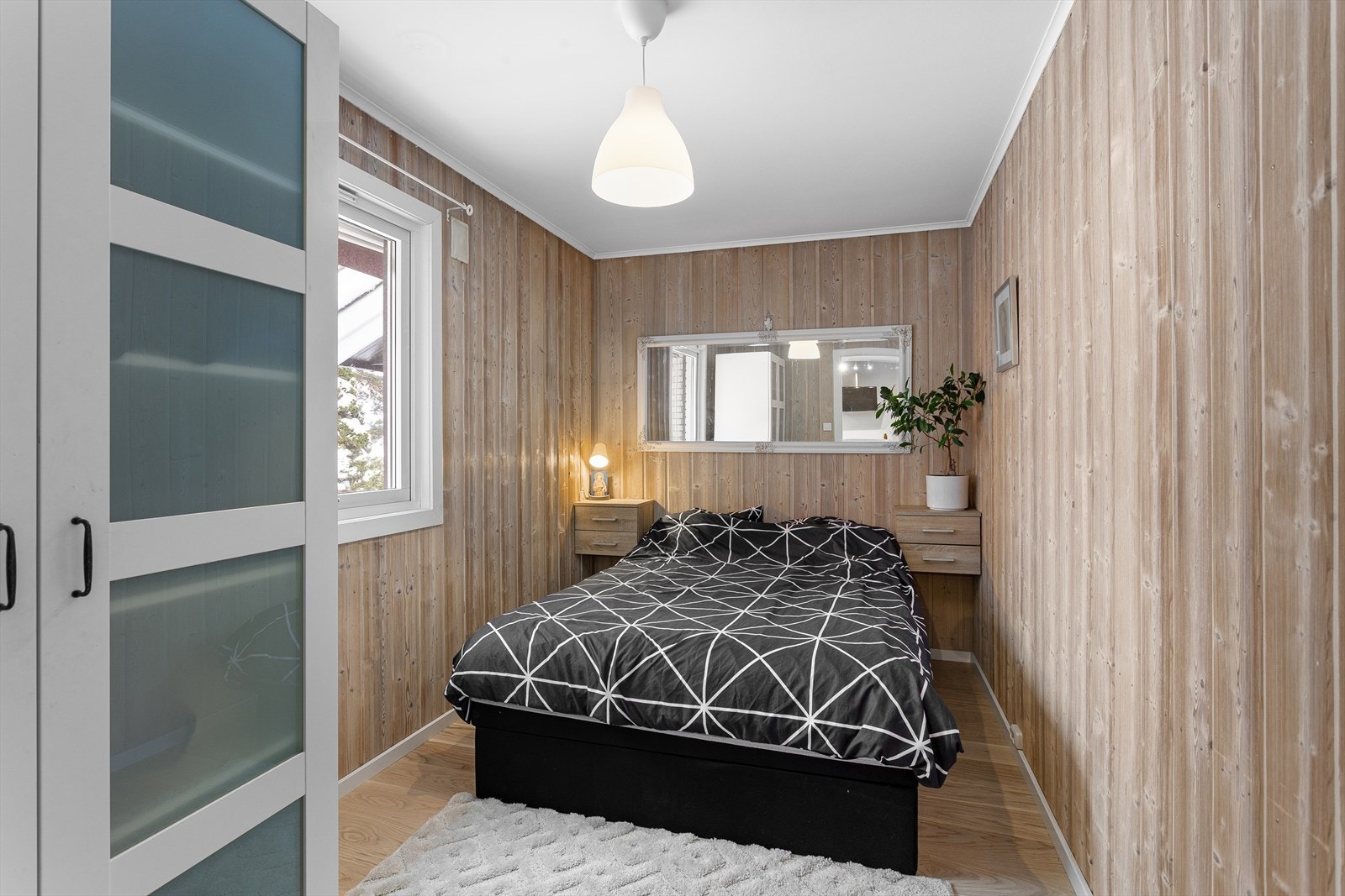 Soverom i hoveddelen med plass til dobbeltseng og garderobeløsning. Galleribilde