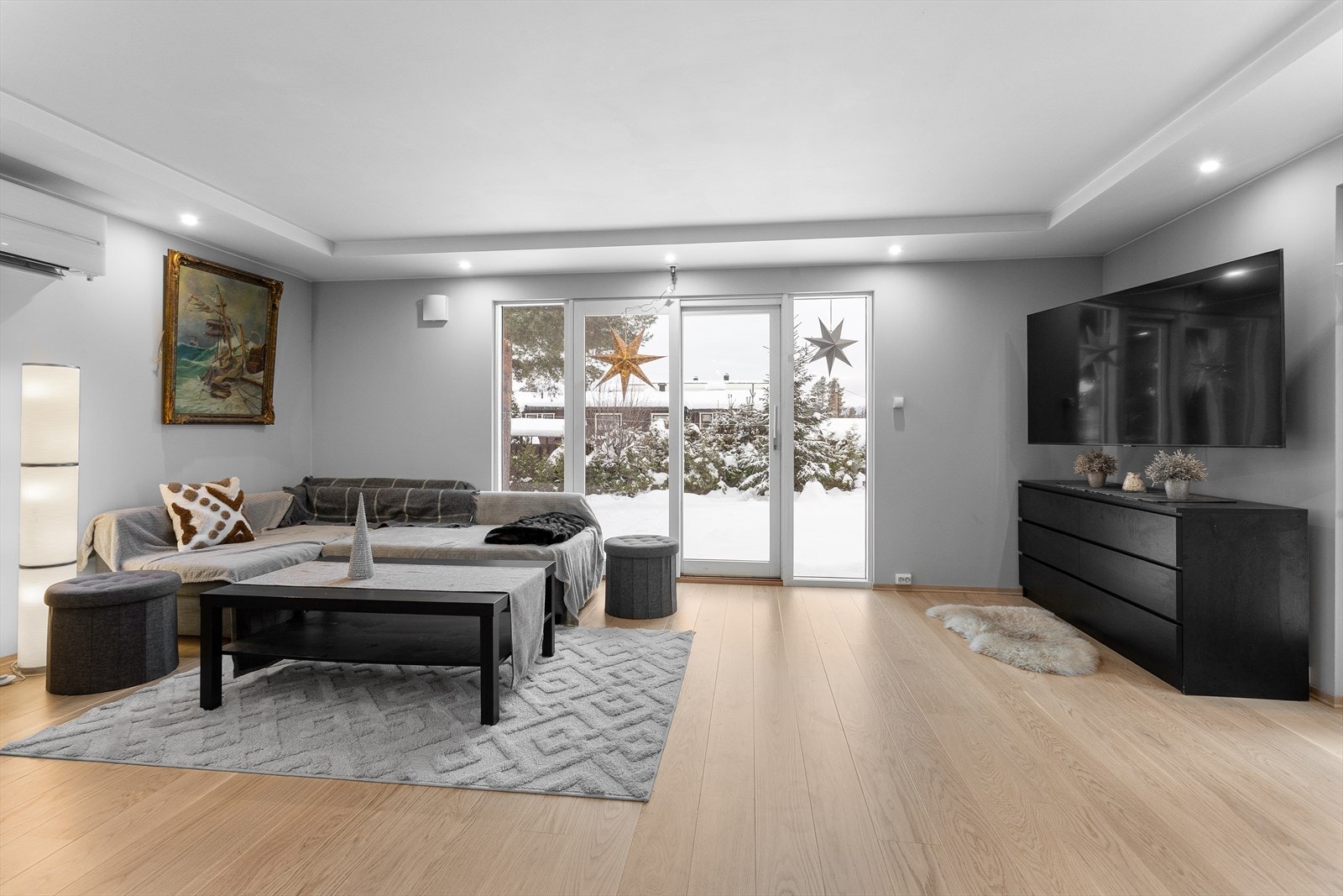 Fra stuen er det utgang til terrassen gjennom en skyvedør og balkongdører. De fleste vinduene i boligen er fra 2018. Galleribilde