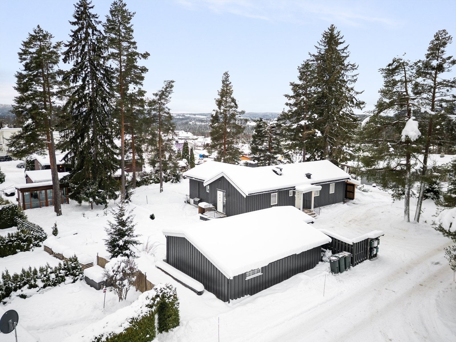 Eneboligen ligger i et område som hovedsakelig består av eneboliger. Galleribilde