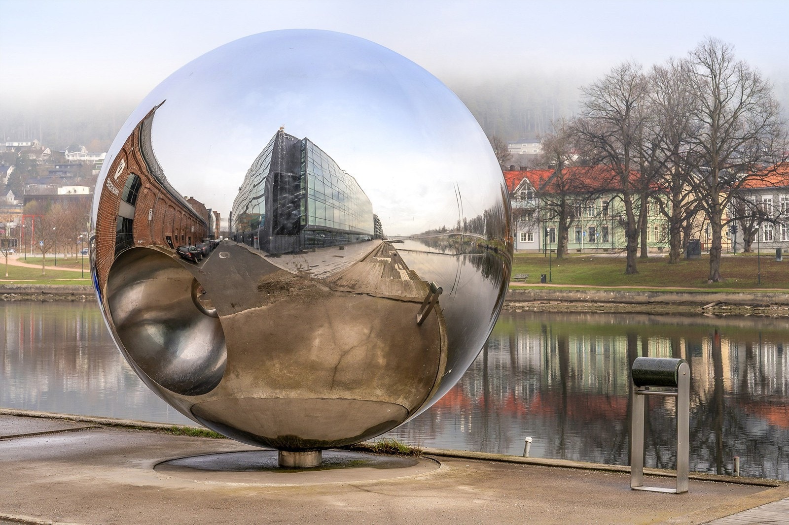 Området byr på kunst og kultur i det offentlige rom, som her ved elvepromenaden. Galleribilde