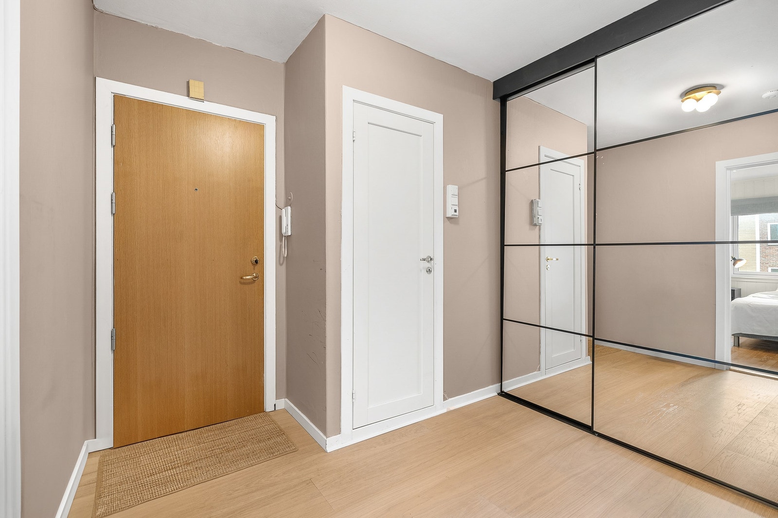 I tillegg til garderobe i gangen, disponerer leiligheten en stor bod på loftet og en mindre i kjelleren. Galleribilde