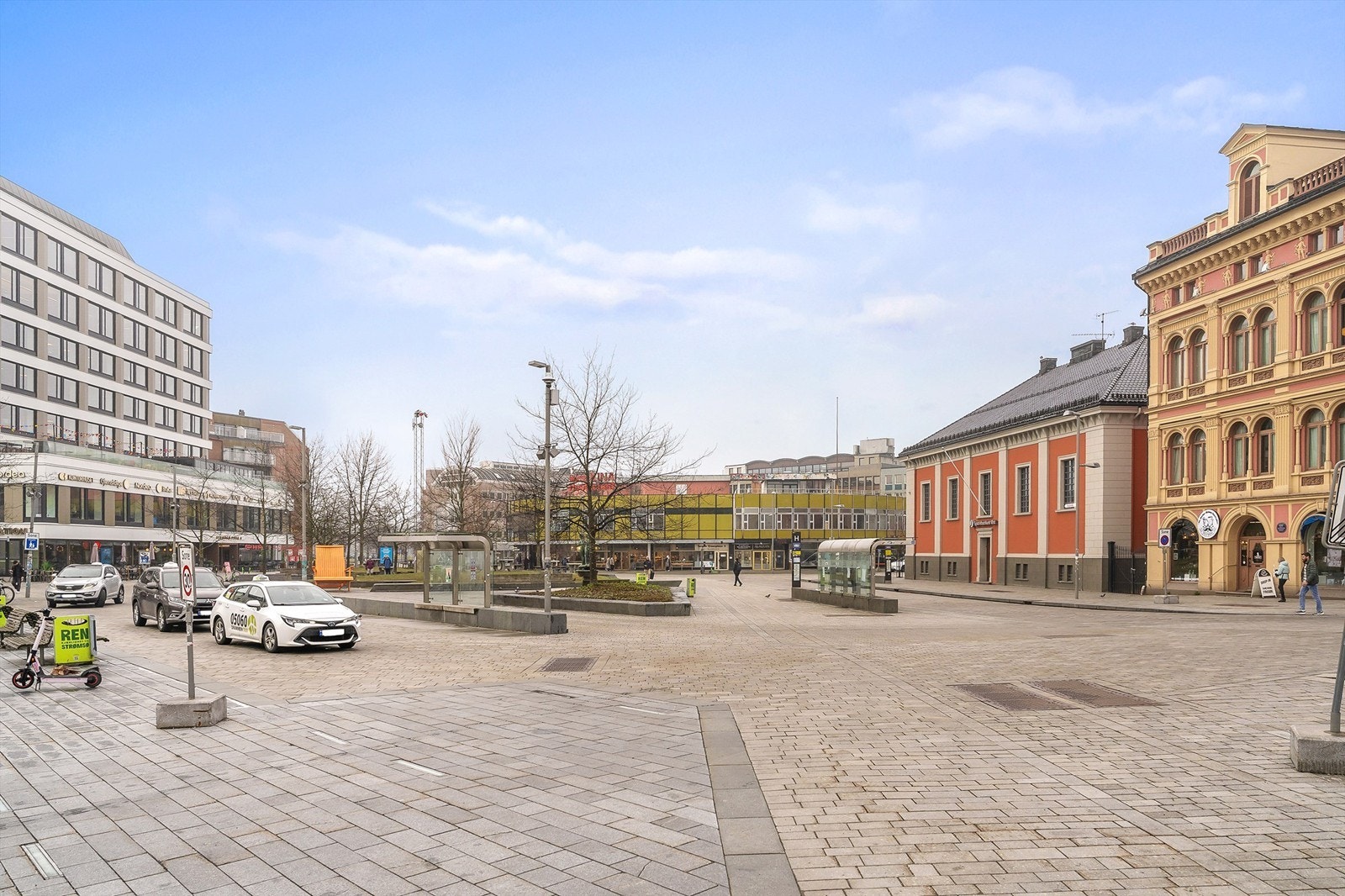 Strømsø Torg med jernbanehallen er restaurert, og fremstår som et hyggelig gåtorg med flere serveringssteder. Galleribilde