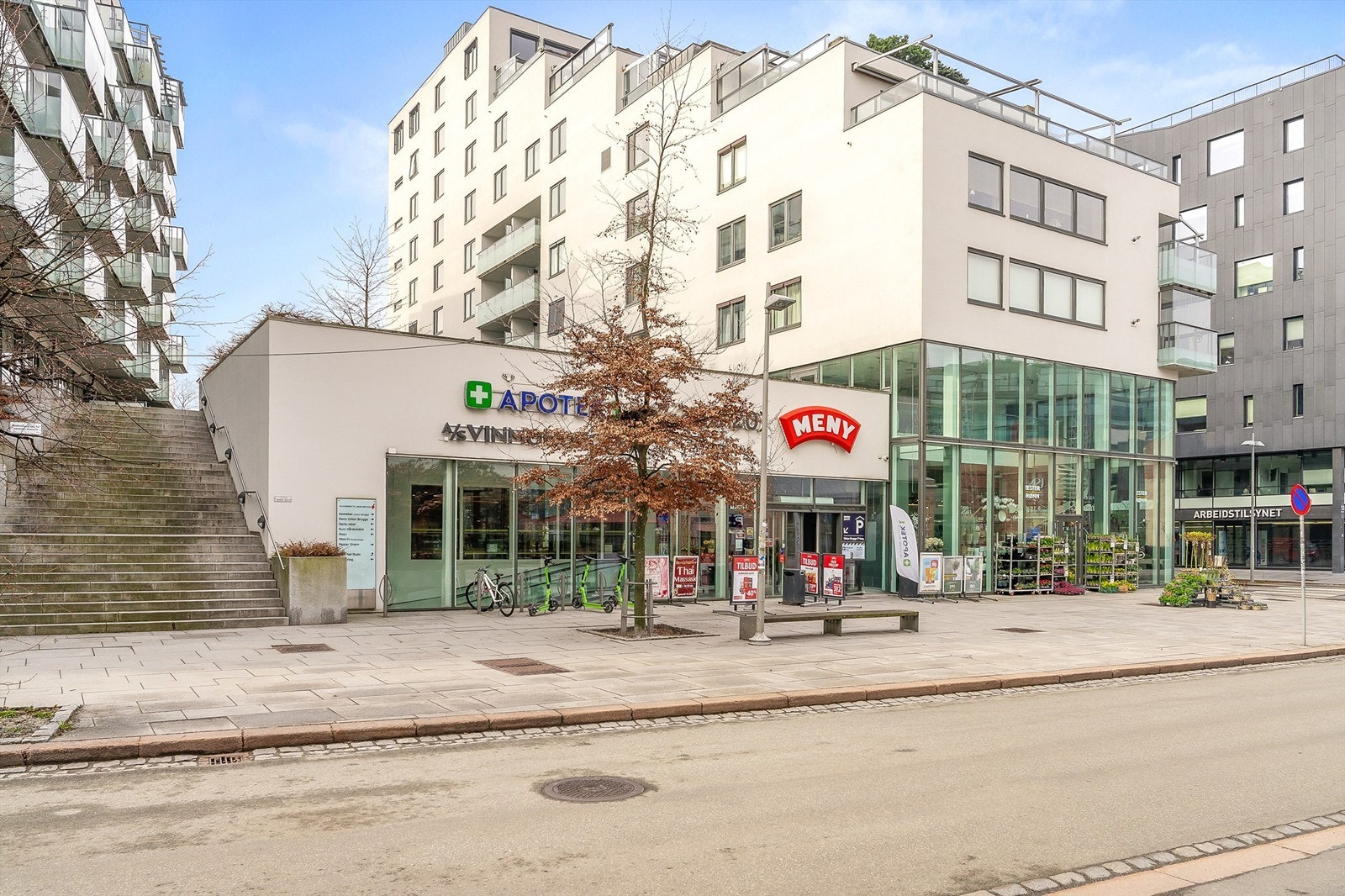 Dagligvarehandelen er enkel med både Joker, Coop Extra og Meny innen kort avstand. Galleribilde
