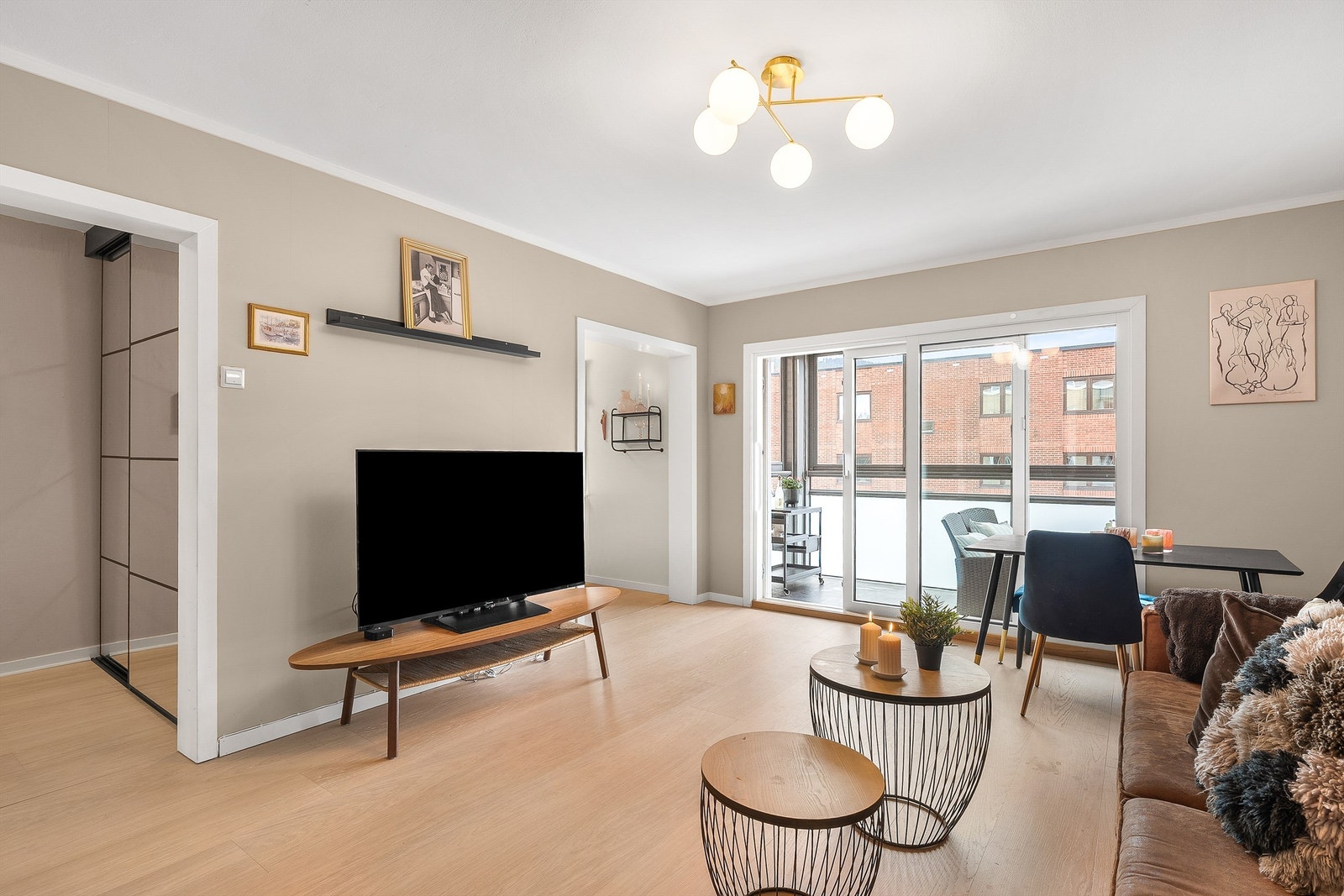 Overflatene i stuen er nylig oppgradert med nye veggplater og maling, som gir et moderne uttrykk. Galleribilde
