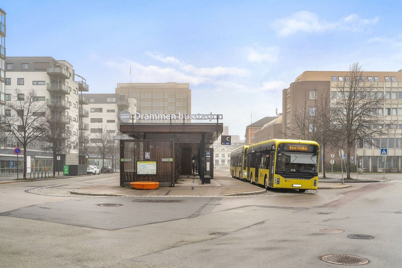 Kollektivknutepunktet på Strømsø torg er kun en kort spasertur unna, noe som gjør pendlerhverdagen enkel. Galleribilde