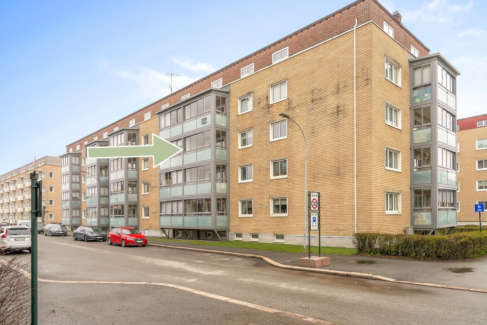 Leiligheten ligger i bygningens tredje etasje, skjermet og tilbaketrukket fra hovedveien. Galleribilde