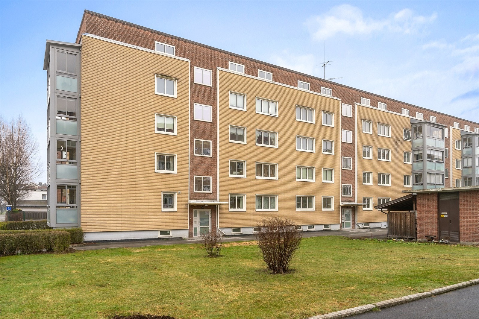 Felles overbygget inngangsparti med videre trappeadkomst til leilighetens etasjeplan. Galleribilde