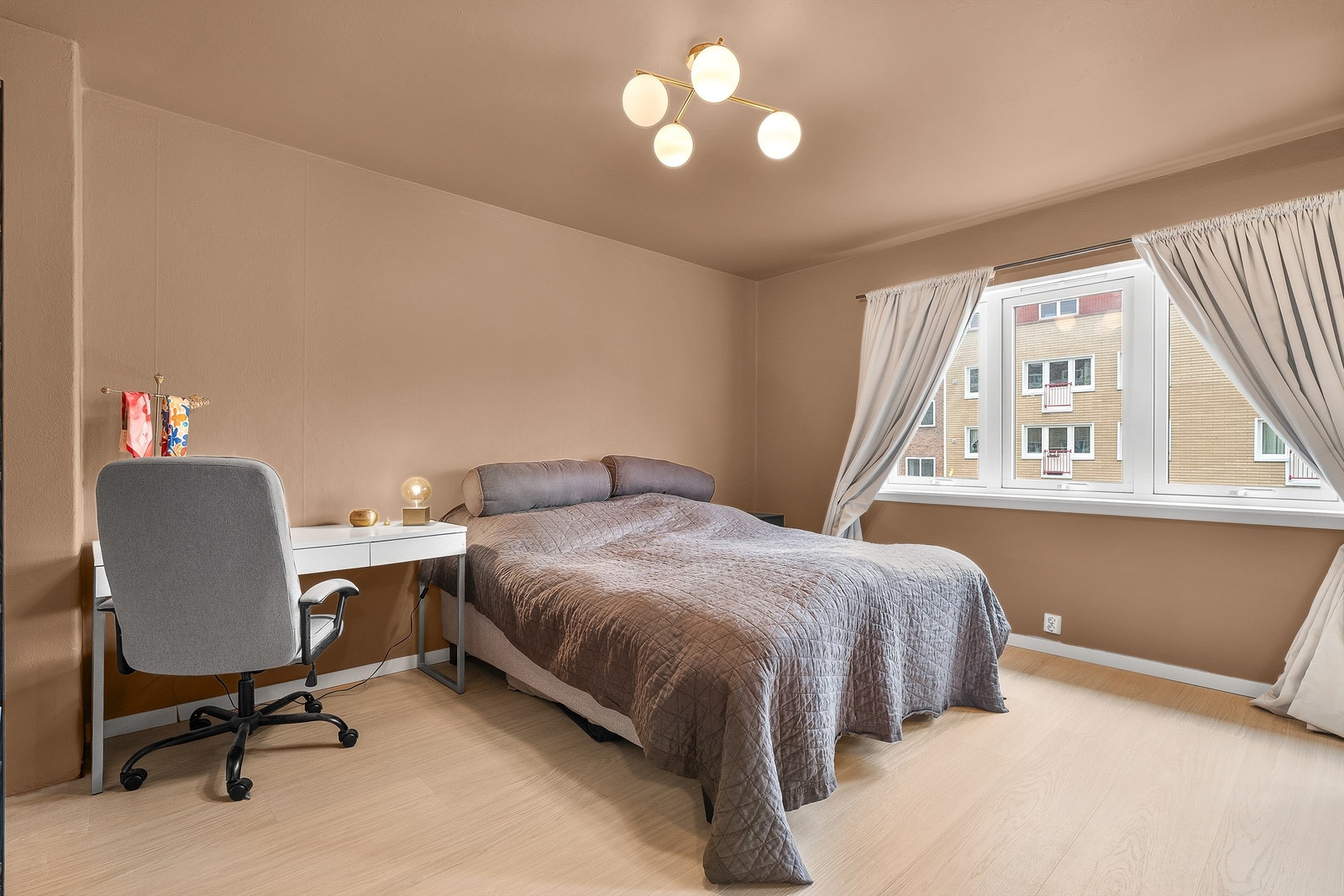 Hovedsoverommet har god plass til dobbeltseng og en praktisk kontorplass ved vinduet. Galleribilde