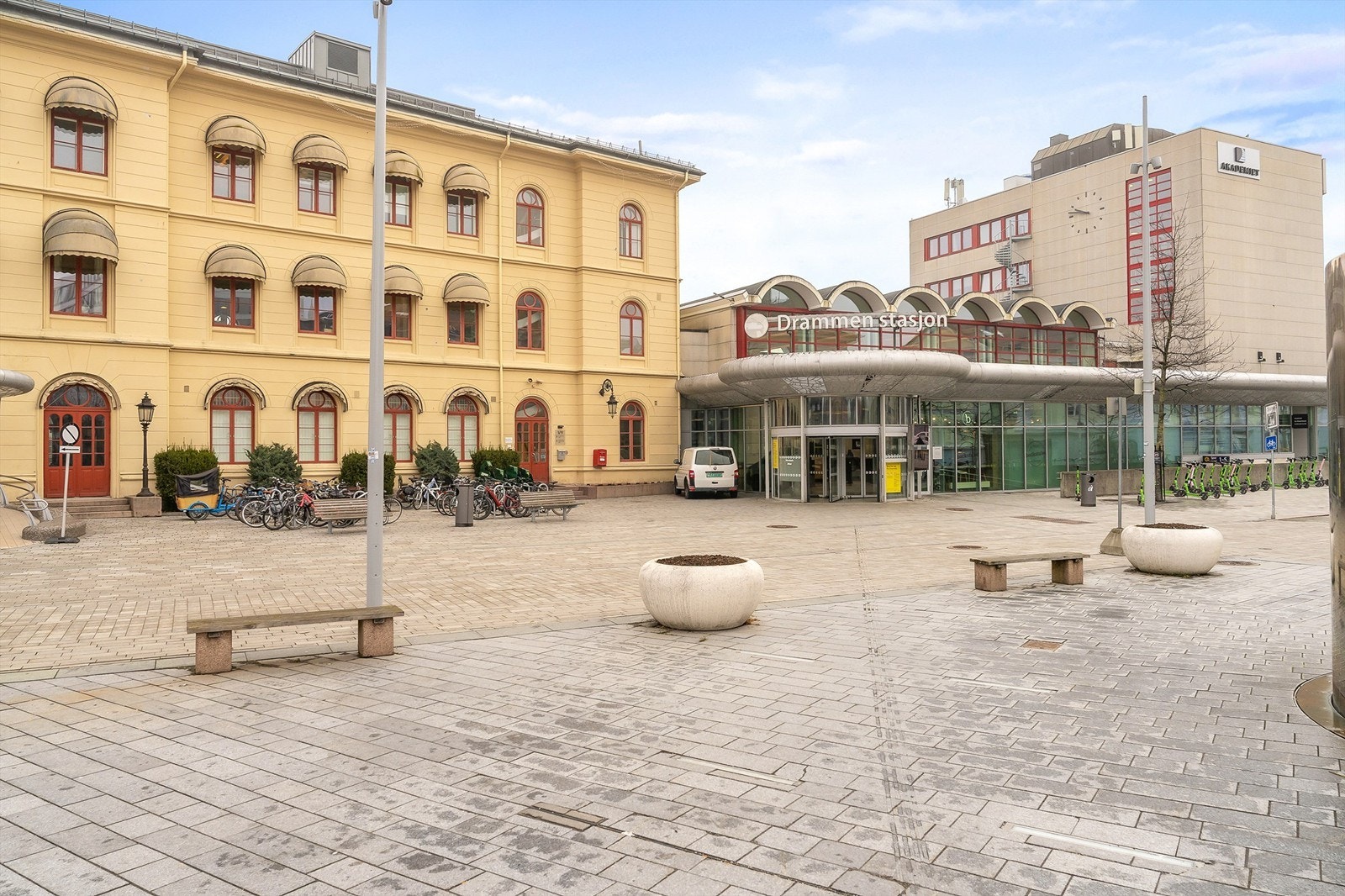 Fra Drammen stasjon, har du effektiv togforbindelse til blant annet Oslo og Kongsberg. Galleribilde