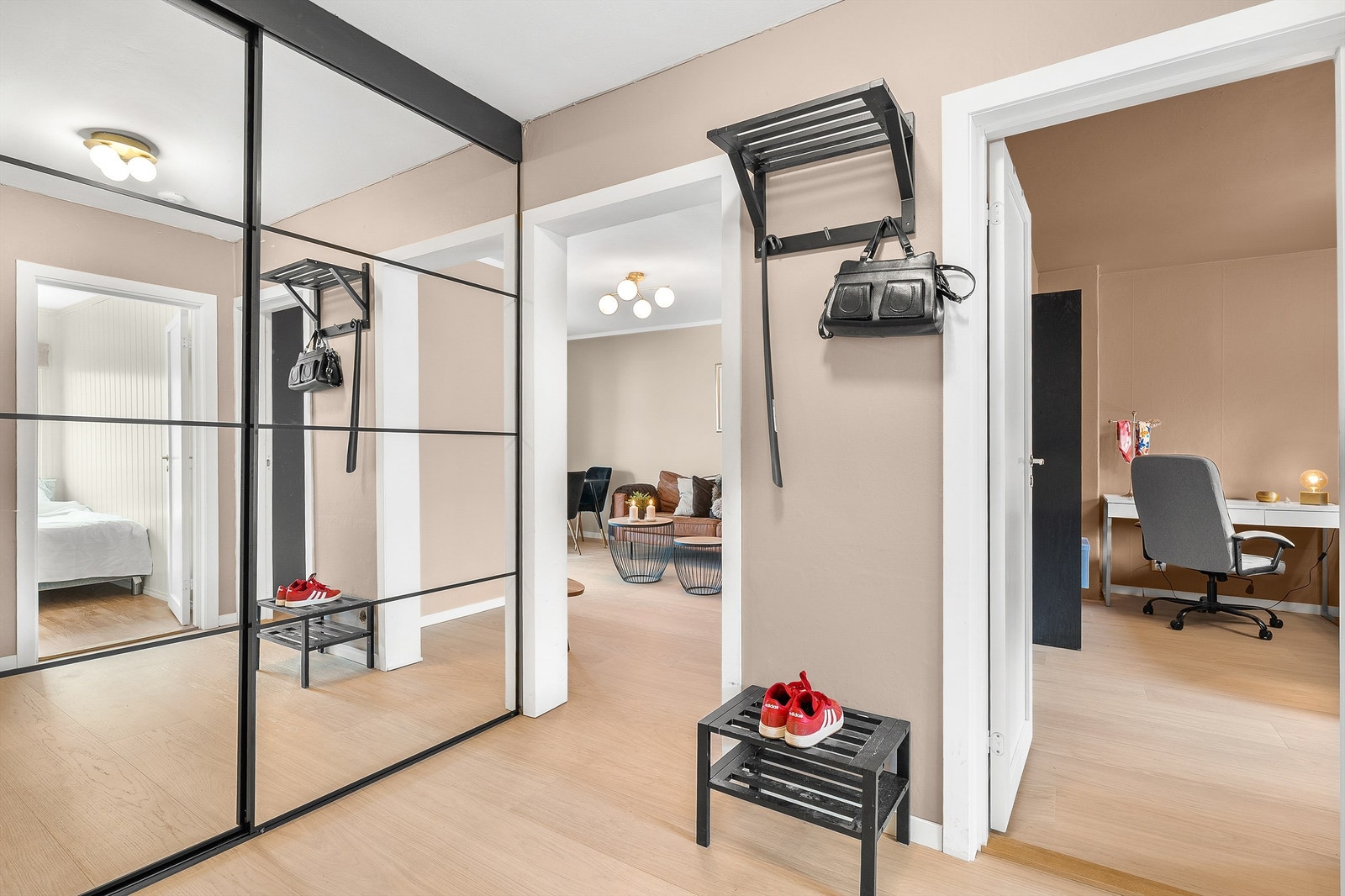 En romslig og nyere skyvedørsgarderobe med speilfronter gir rikelig med oppbevaringsplass i gangen. Galleribilde