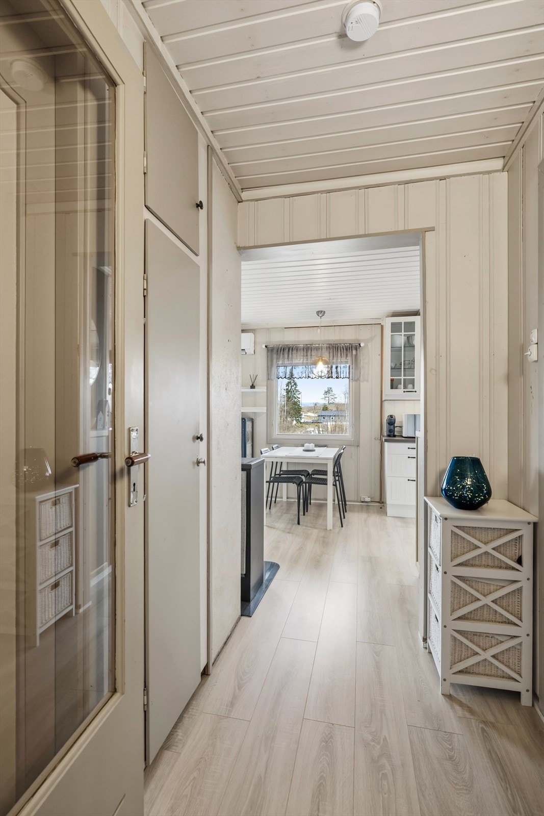 Lys gang med plass for omkledning og oppbevaring av yttertøy. Galleribilde