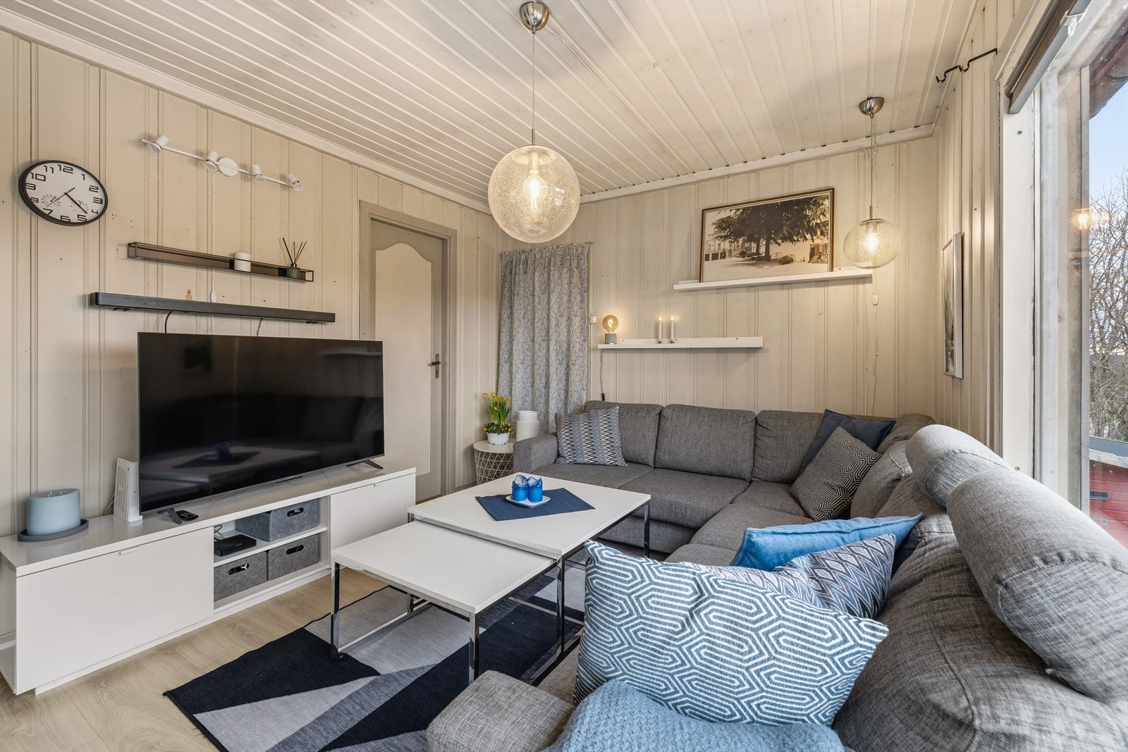 God plass for sofa, tilhørende møblement og TV innerst i stuen. Galleribilde