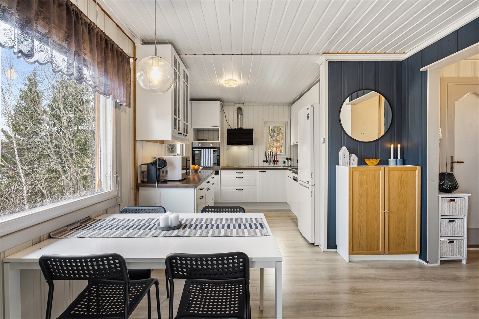 Stue/kjøkken i åpen løsning. Galleribilde