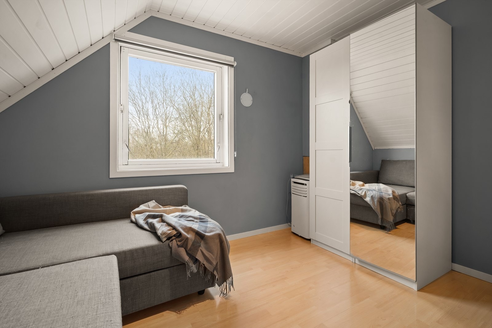 Soverom 2 er romslig og har vindu mot hagen. Galleribilde