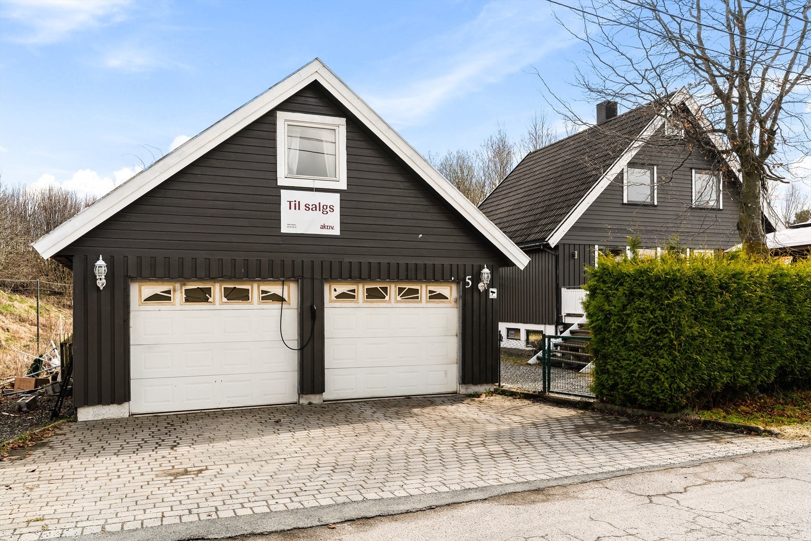 Dobbel garasje på ca 65 kvm med varmekabler og varmepumpe. Galleribilde