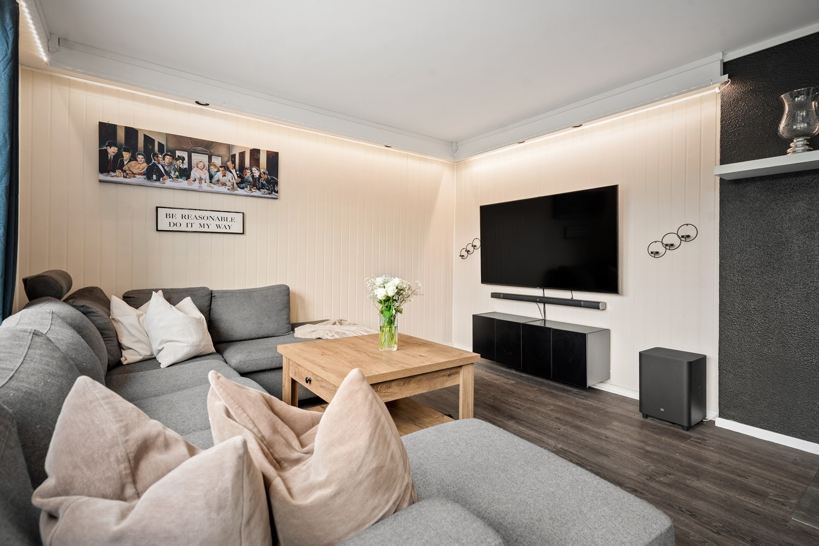 Stuen er romslig med plass til sittegruppe og spiseplass. Galleribilde