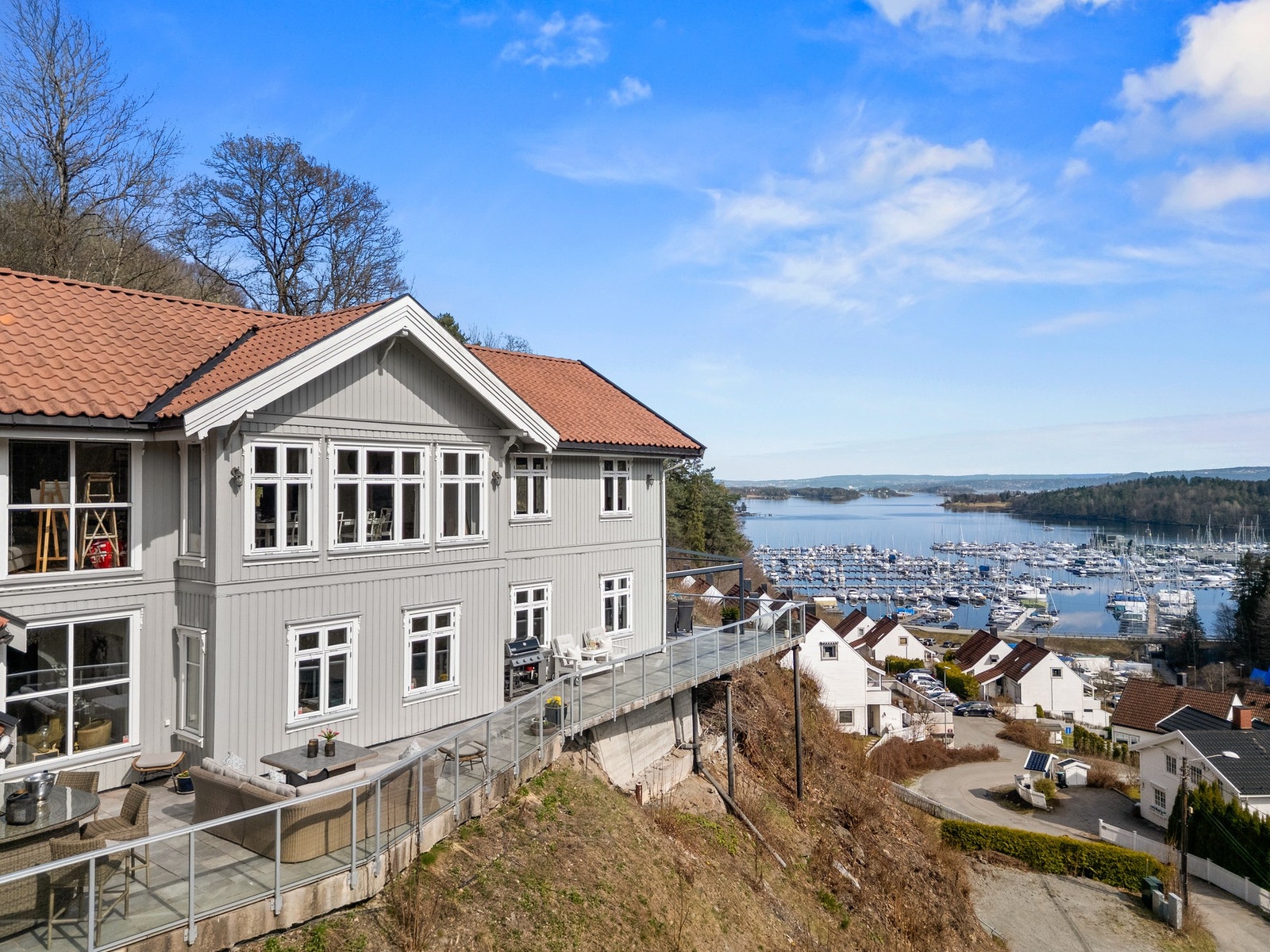 Romslig 4-roms selveierleilighet med utsikt over marina og sjø, beliggende i et rolig boligområde. Galleribilde
