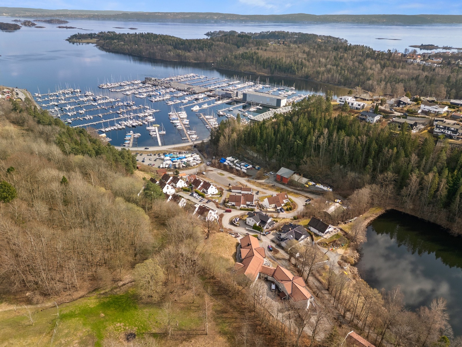 Eiendommen ligger i et naturskjønt område med nærhet til båthavn og skog. Galleribilde