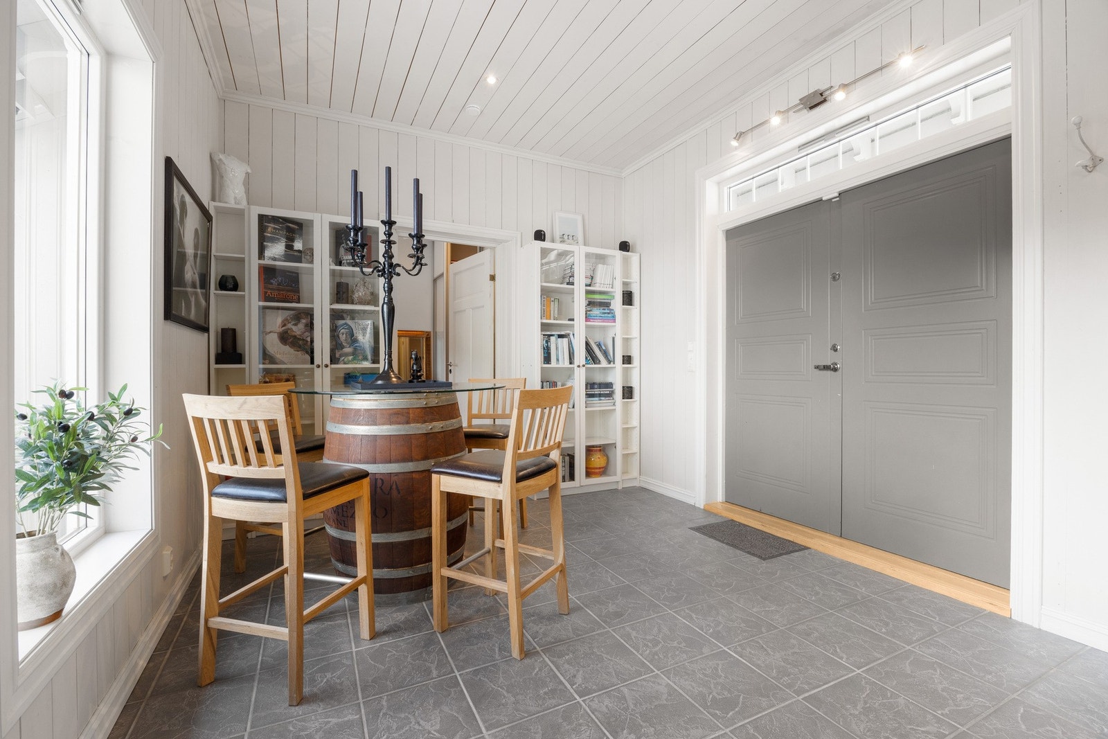 Romslig inngangsparti med god plass og naturlig tilknytning til øvrige rom. Galleribilde