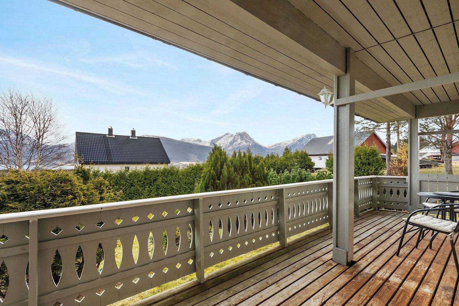 Skjermet overbygd veranda i landlige omgivelser. Galleribilde