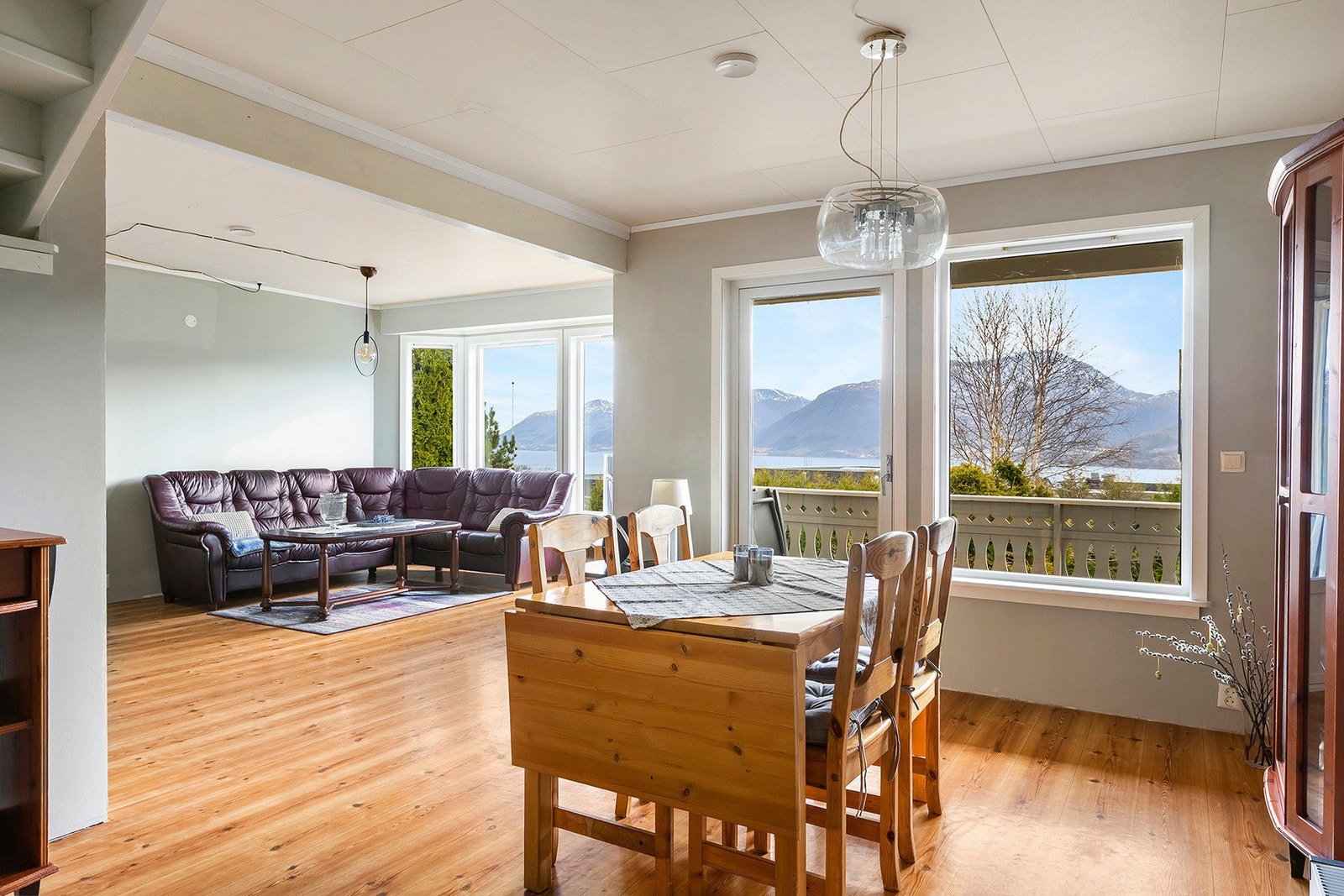 Stue/spisestue har nydelig utsikt med adkomst til veranda. Galleribilde