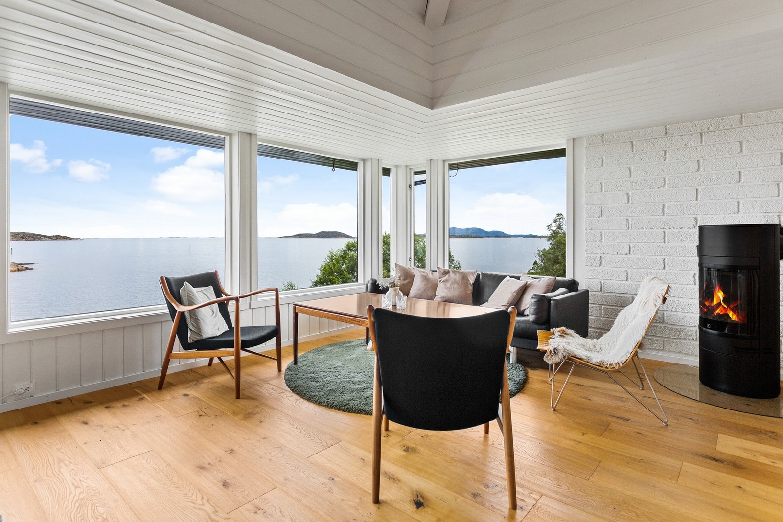 Utsikt, stil og stemning! Her får du hytte og bolig i ett Galleribilde