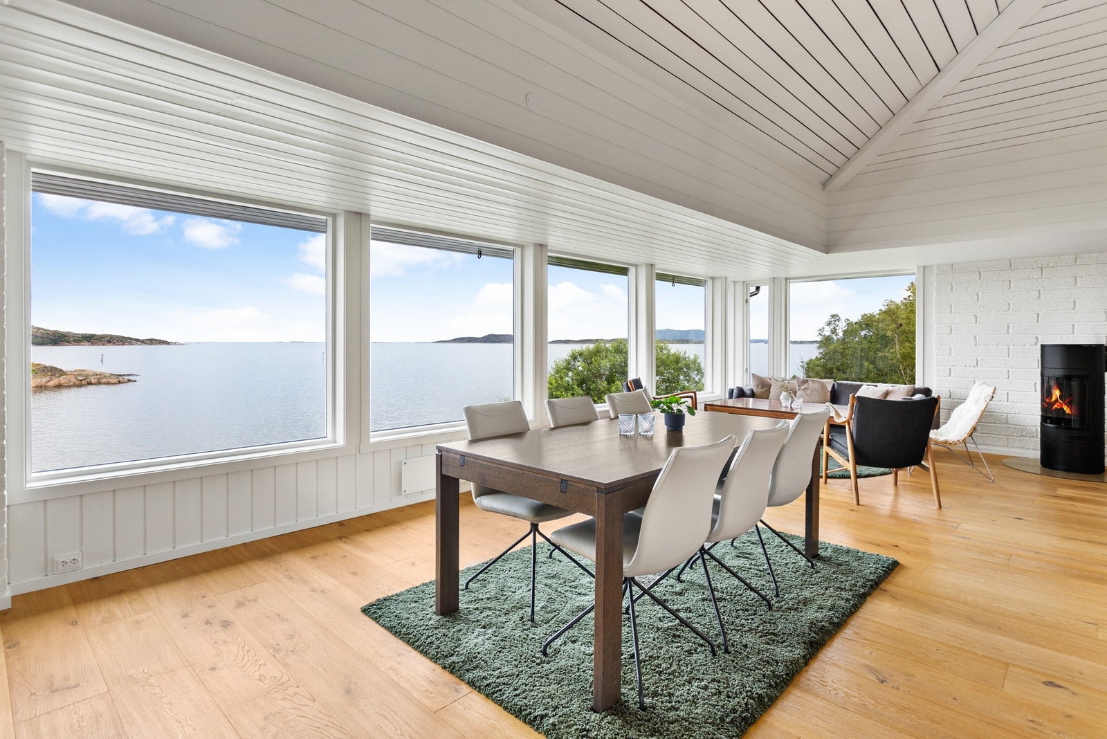 Spisesone med spektakulær panoramautsikt mot sjø og vakre naturomgivelser Galleribilde