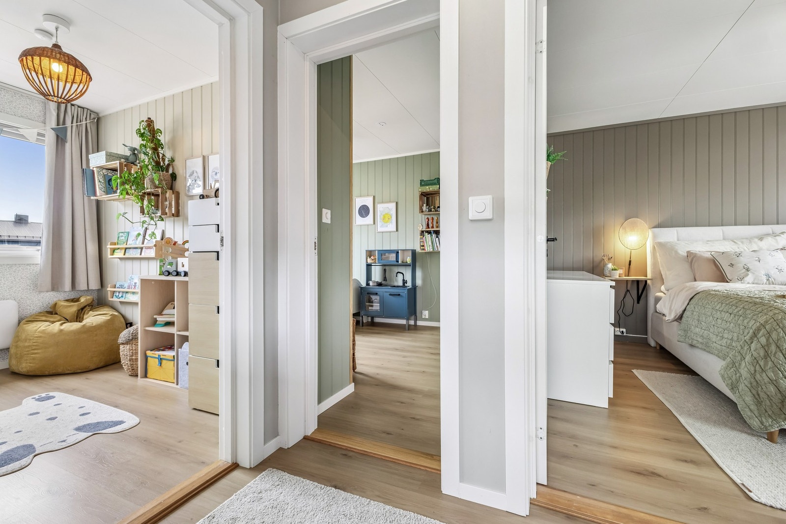 Trapperom med inngang til alle tre soverommene. Her er det nye gulv, også på alle soverommene. Galleribilde