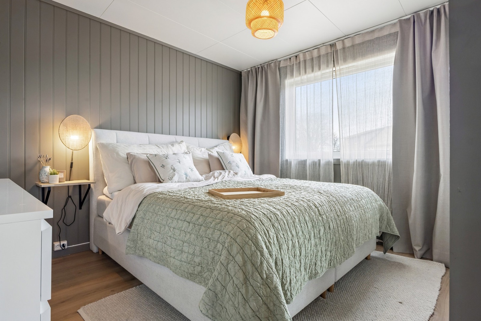 Hovedsoverom med behagelig lysinnslipp og plass til større seng og garderobe. Galleribilde