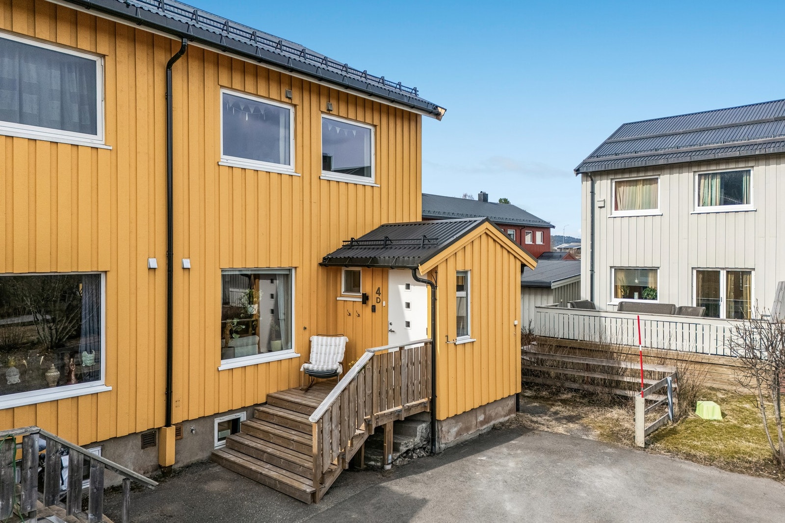 Boligen har en skjermet og rolig plassering innerst i rekken, uten gjennomgangstrafikk og med en luftig beliggenhet uten bebyggelse rett foran balkongen. Galleribilde