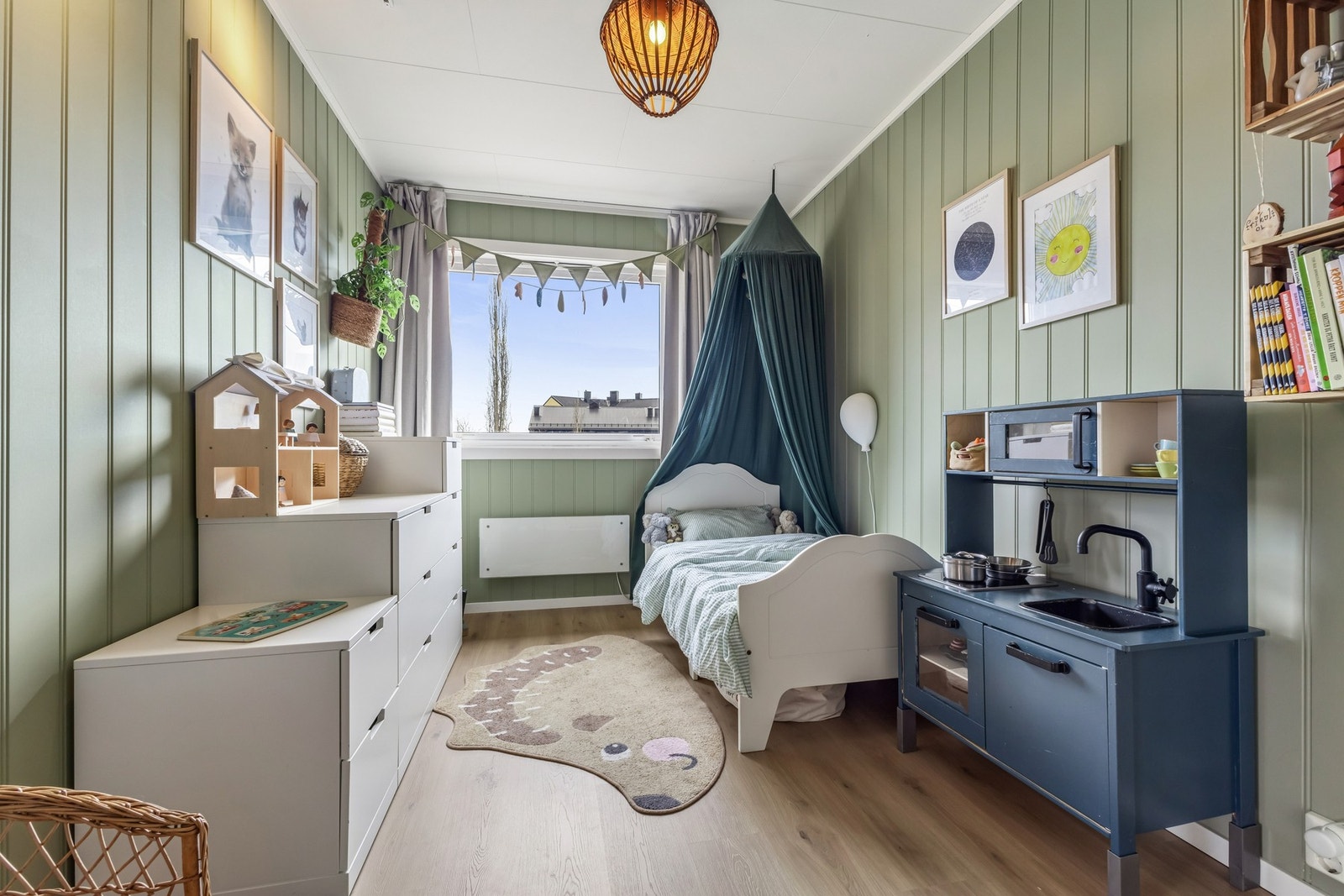Barnerom med god plass til både lek, oppbevaring og hvile. Galleribilde