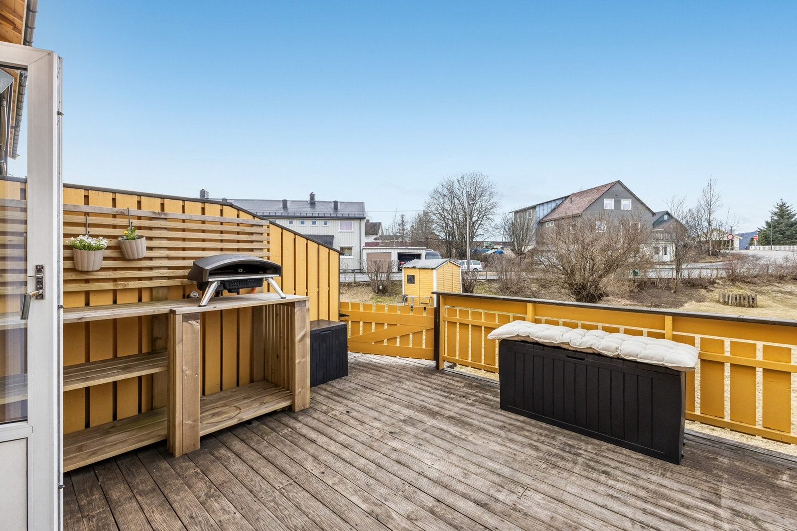 Terrasse med gode solforhold og fin plass til avslapning. Her er det gode møbleringsmuligheter og et praktisk utekjøkken. Perfekt for å nyte finværsdagene ute! Galleribilde