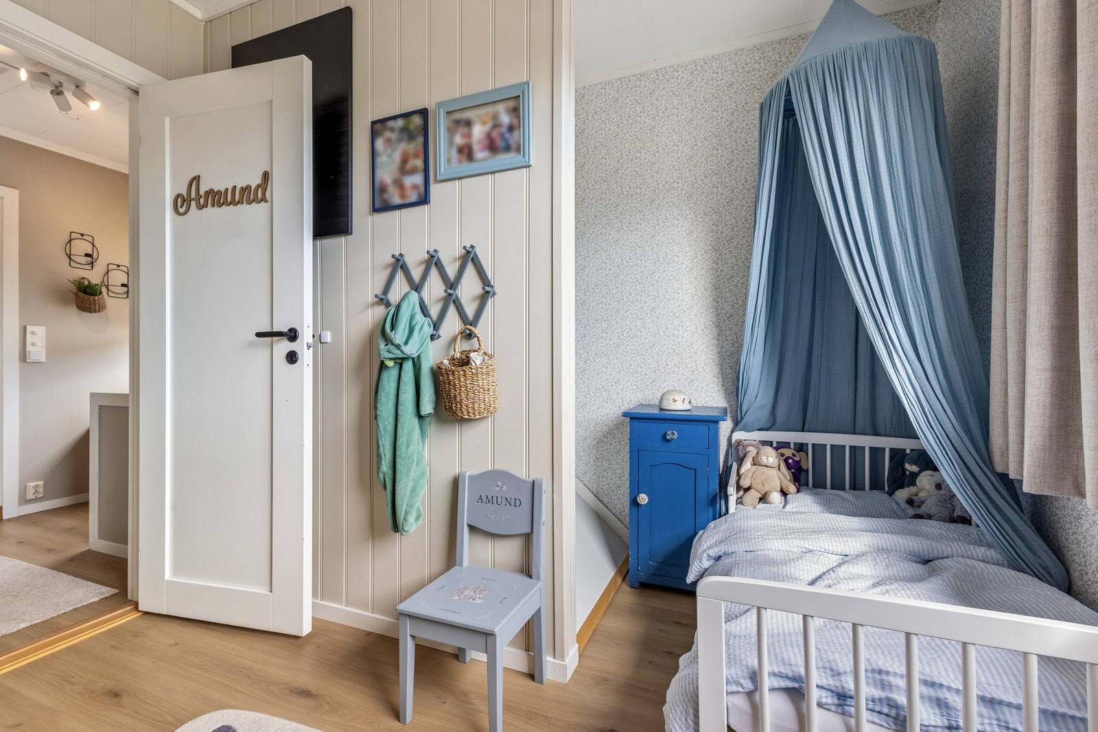 Lyst og trivelig soverom som egner seg godt som barnerom, gjesterom eller hjemmekontor. Galleribilde