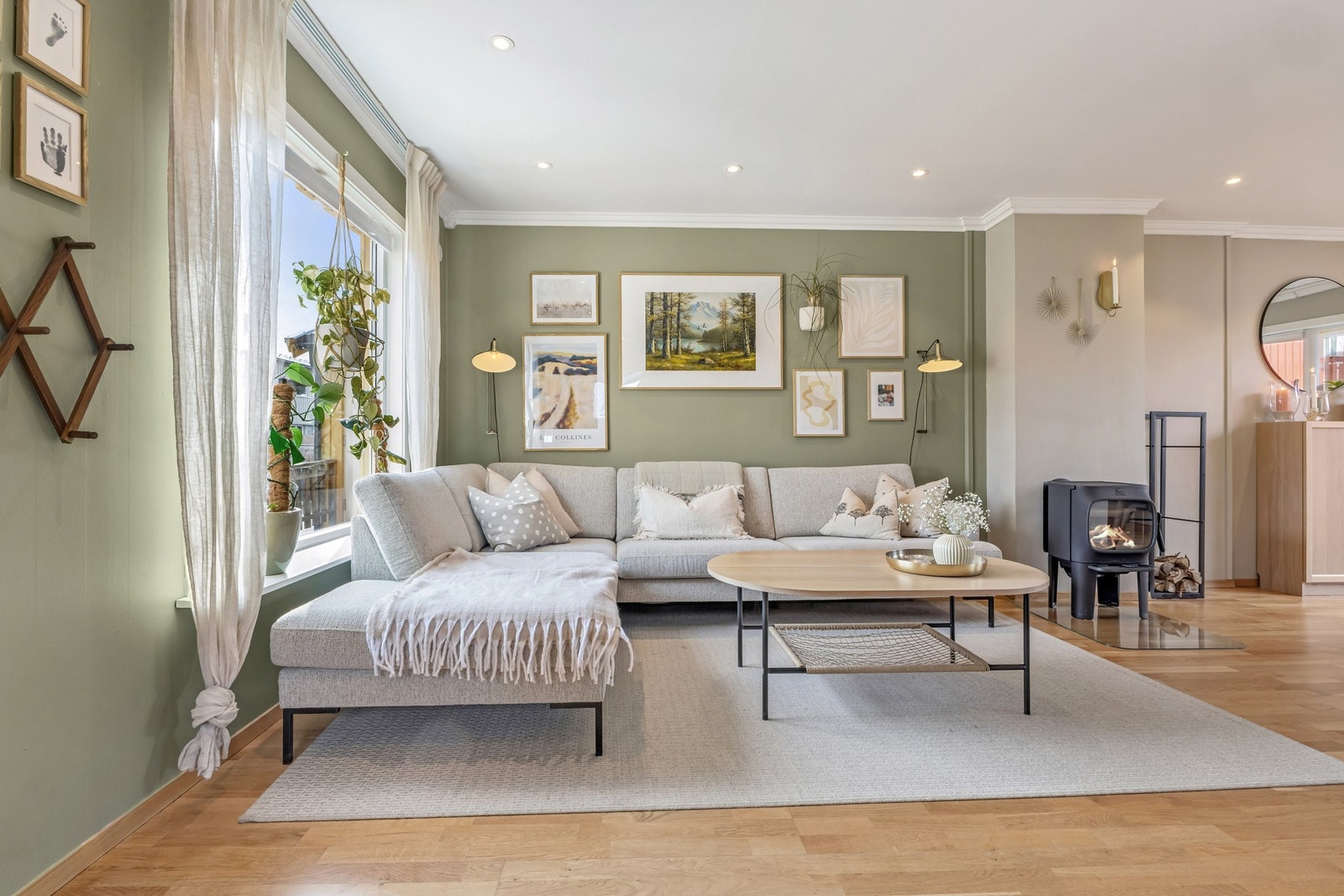 Stuen oppleves romslig og innbydende, med god plass til både sofagruppe og sosiale soner. Galleribilde
