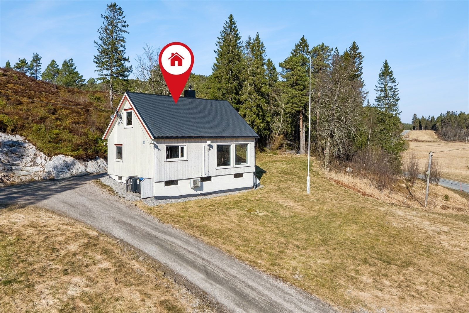 Skjermet landlig beliggenhet. Avstand til Otterøy skole 6 km, Nærbutikk 9 km og Namsos 26 km. Galleribilde