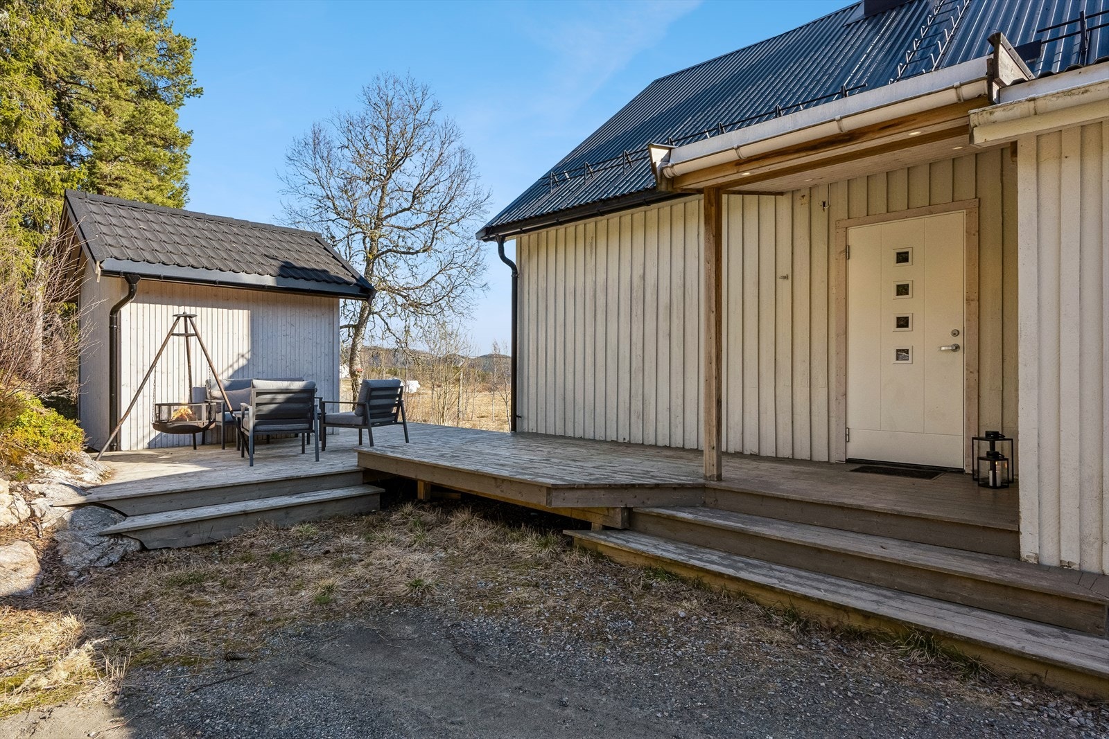 Skjermet uteplass. Taktekking skiftet 2001. Drenering skiftet i 2013. Galleribilde