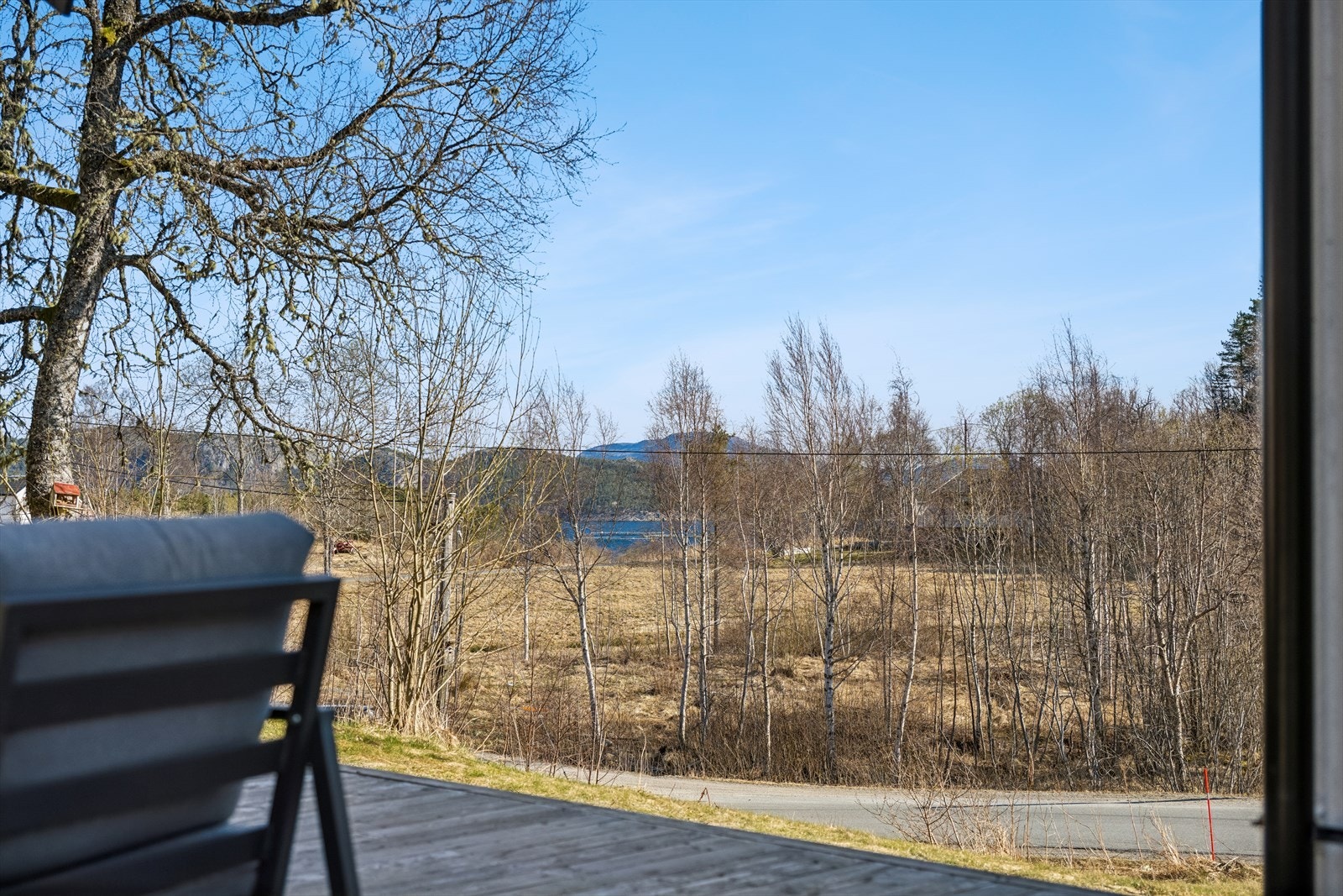 Utsikt mot sjø. Boligen ligger ca. 300 m fra sjøen Galleribilde