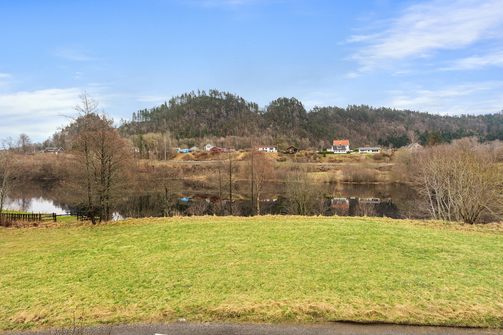 Utsikt fra boligen mot Tovdalselva Galleribilde
