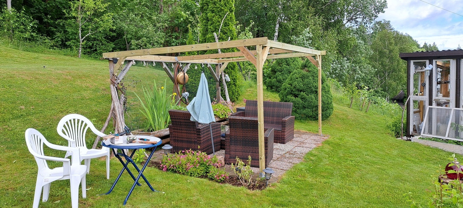 Selgers bilde av nyere pergola bak huset hvor man kan nyte solen Galleribilde