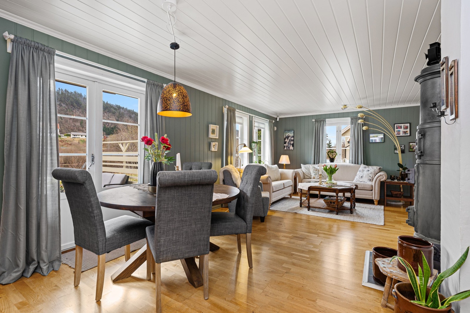 Fra del av stuen med spiseplass Galleribilde