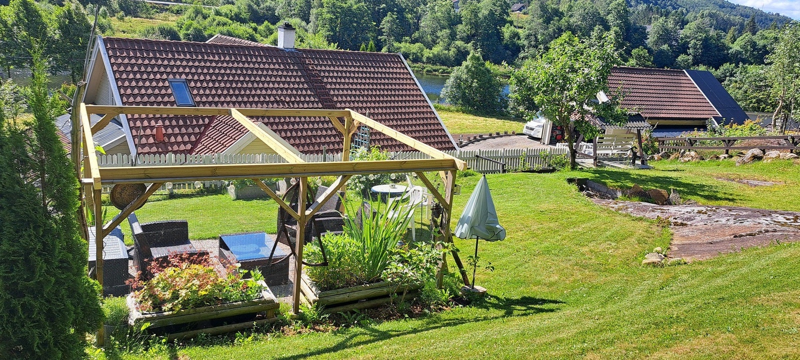 Selgers bilde av nyere pergola bak huset hvor man kan nyte solfylte dager Galleribilde