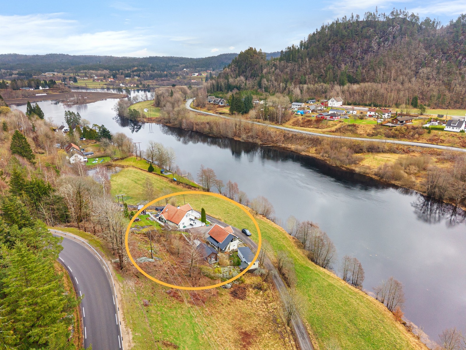 Eiendommen ligger ved Tovdalselva. Her er del av hovedeiendommen ringet inn med gul sirkel Galleribilde