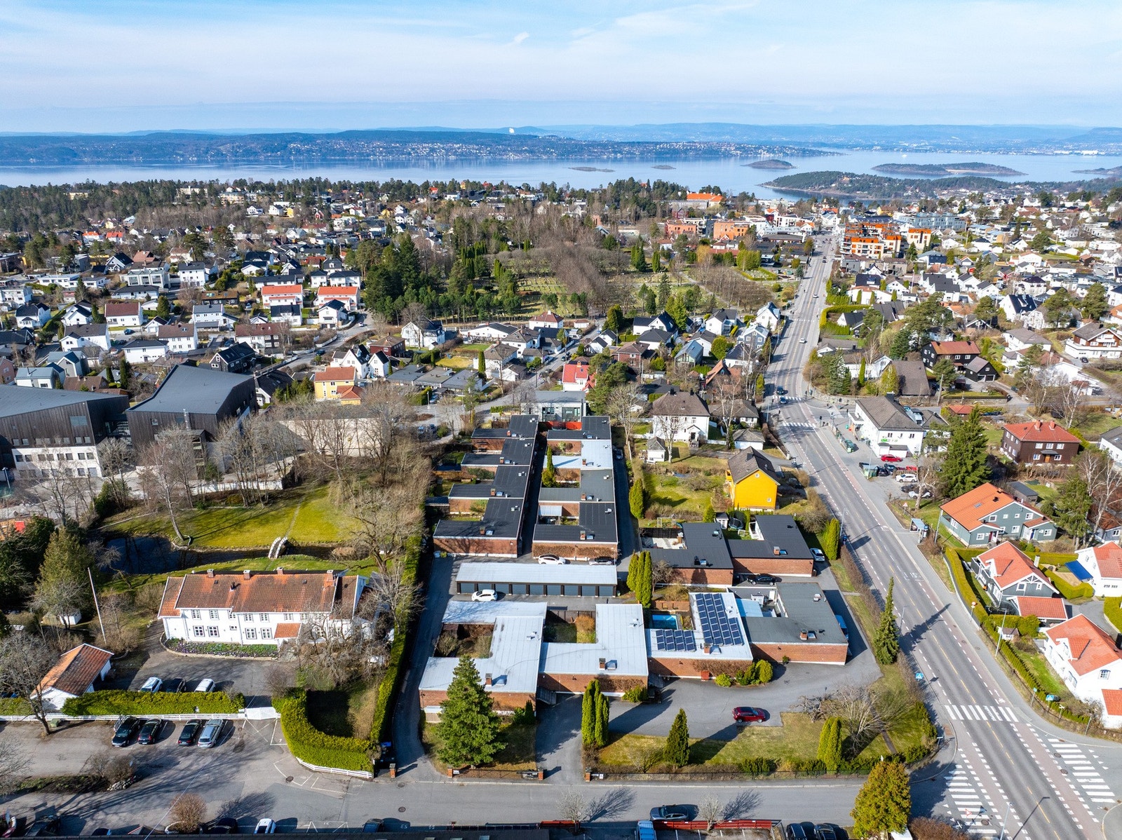 Boligen har en sentral beliggenhet med kort vei til Sæter og offentlig kommunikasjon Galleribilde